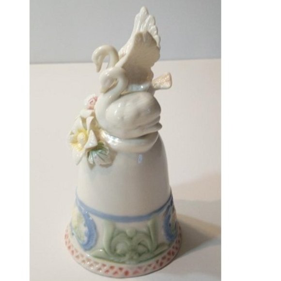 Porcelain Bell With Two Swans On Top & Floral Design  -  Vintage from the 1970 - Picture 1 of 5